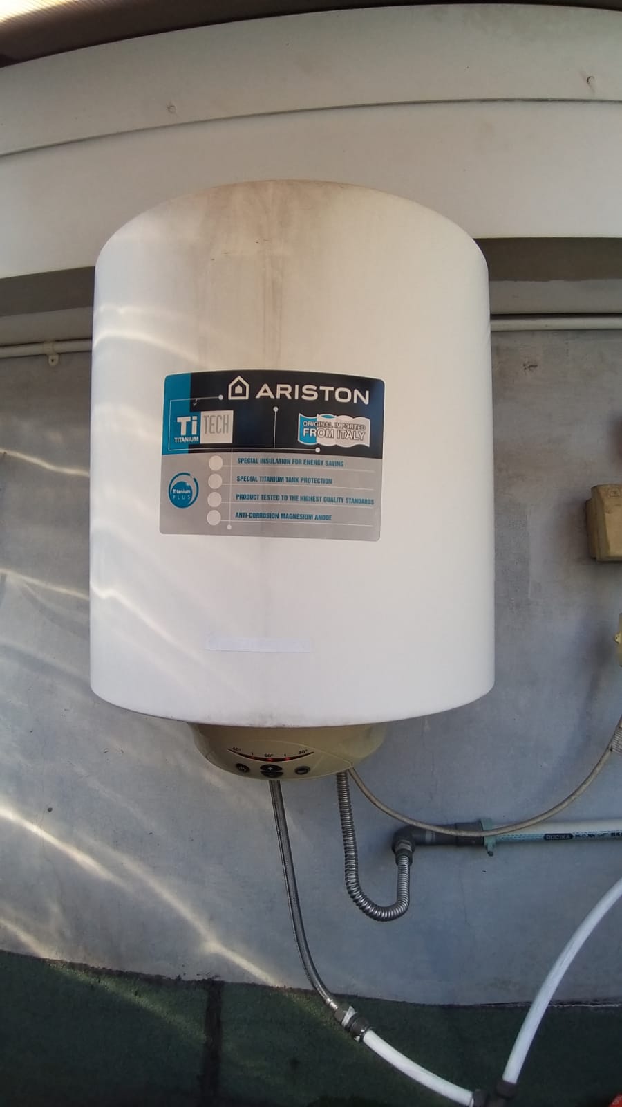 Perbaikan water heater Ariston listrik dan gas oleh teknisi mandiri profesional