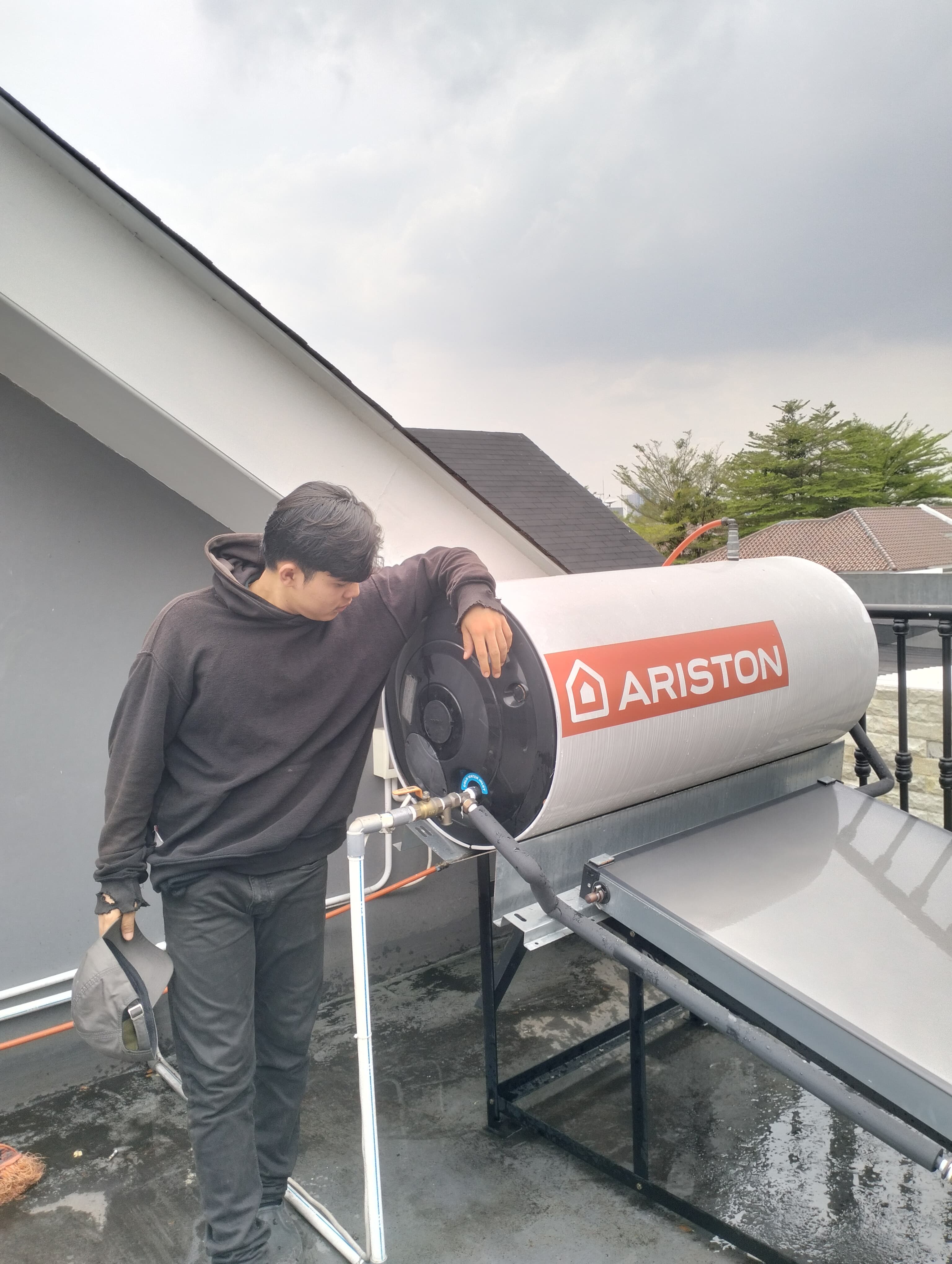 Teknisi profesional memperbaiki instalasi water heater Ariston di rumah pelanggan Jabodetabek